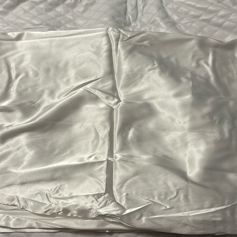 New white silk pillowcase
Luxury brand, no packaging